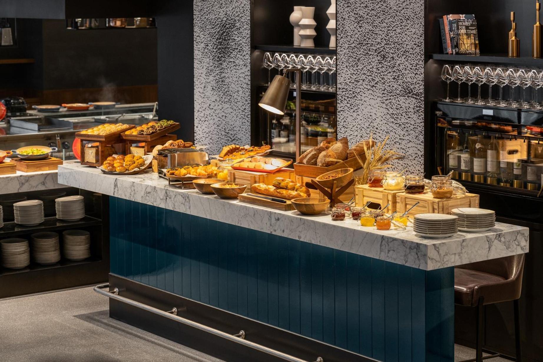 Intercontinental Kaohsiung By Ihg 호텔 외부 사진 A buffet at a restaurant