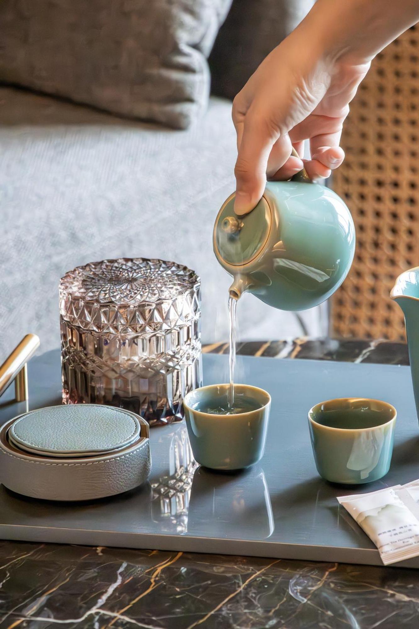 Intercontinental Kaohsiung By Ihg 호텔 객실 사진 Tea being poured into a teacup