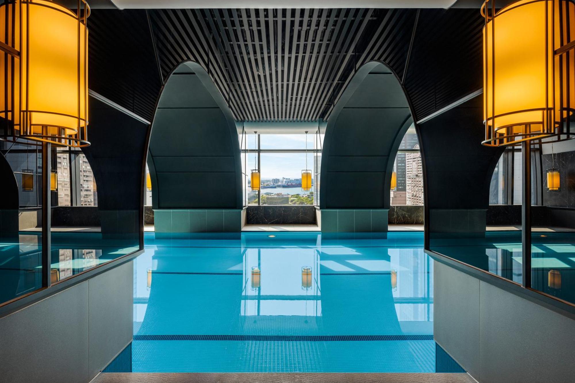 Intercontinental Kaohsiung By Ihg 호텔 외부 사진 The pool at the hotel